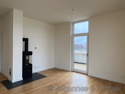 großes, helles Wohnzimmer 