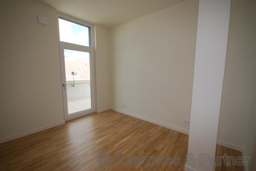 großes, helles Schlafzimmer  