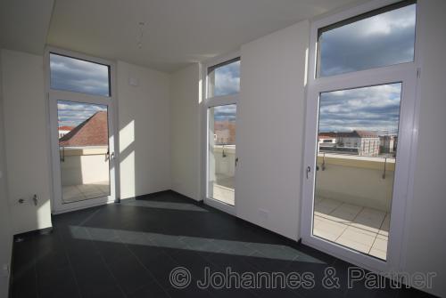 große, helle Küche mit Dachterrasse