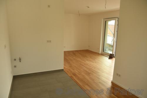 Küche und Blick zum Wohnzimmer