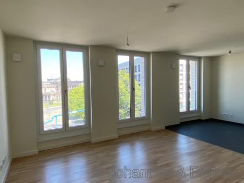 großes, helles Wohnzimmer