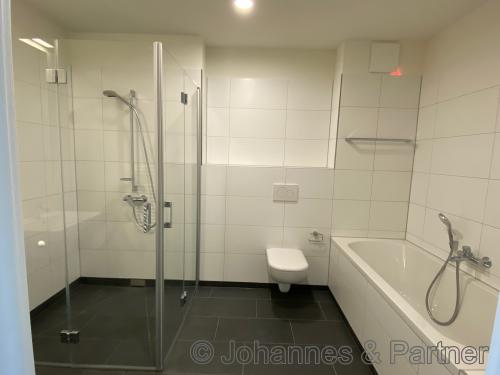 Bad mit Badewanne  und Dusche