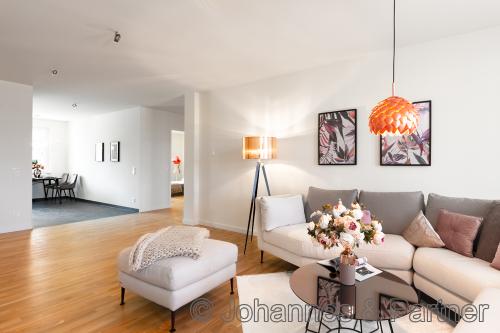 großes, helles Wohnzimmer (Musterwohnung)
