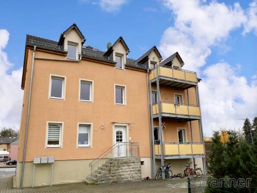 Hausansicht mit Balkon