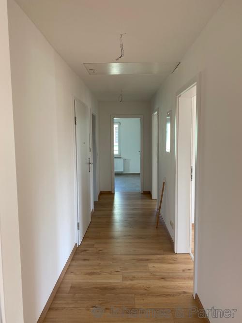 Flur mit angrenzenden Zimmern