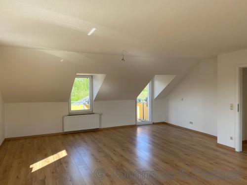 großes, helles Wohnzimmer