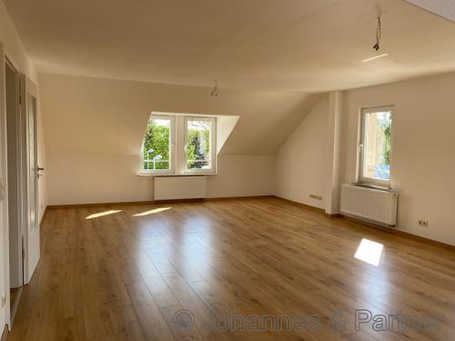 großes, helles Wohnzimmer