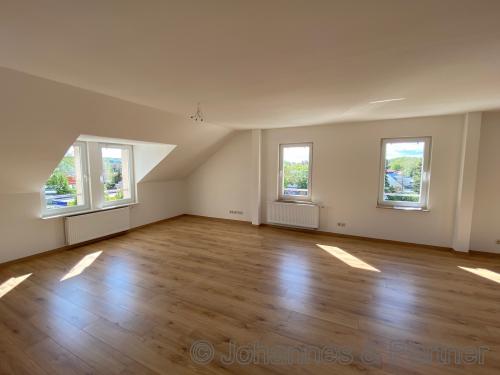 großes, helles Wohnzimmer mit Balkon 