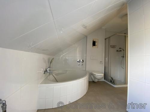 Bad mit Badewanne, Dusche und Fenster