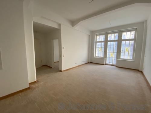 großes, helles Wohnzimmer
