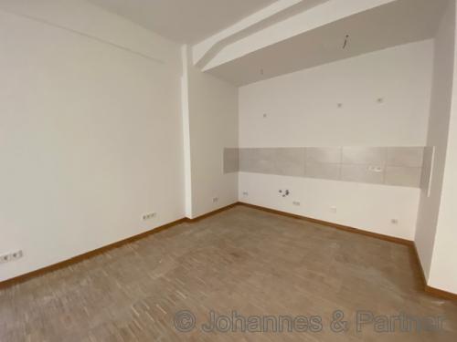 großes, helles Wohnzimmer mit offener Küche