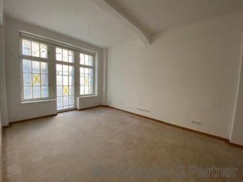 großes, helles Wohnzimmer