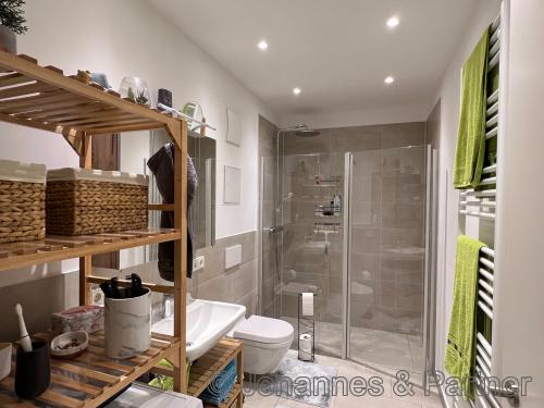 Bad mit Dusche und WM-Anschluss