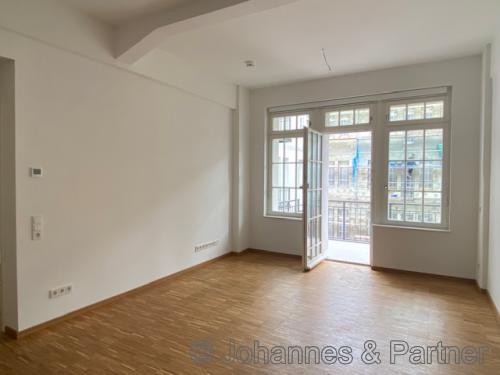 großes, helles Wohnzimmer  