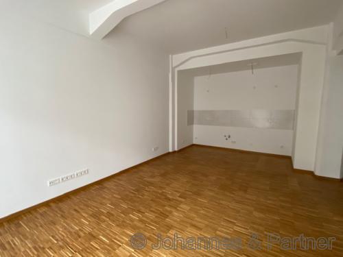großes, helles Wohnzimmer mit offener Küche  
