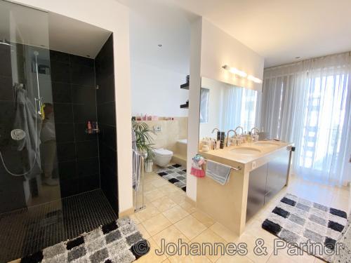 Bad mit Badewanne, Dusche und Sauna