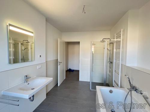 Bad mit Wanne, Dusche und Fenster