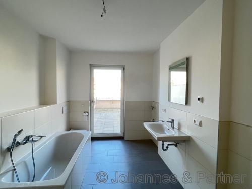 Bad mit Badewanne, Dusche und Fenster