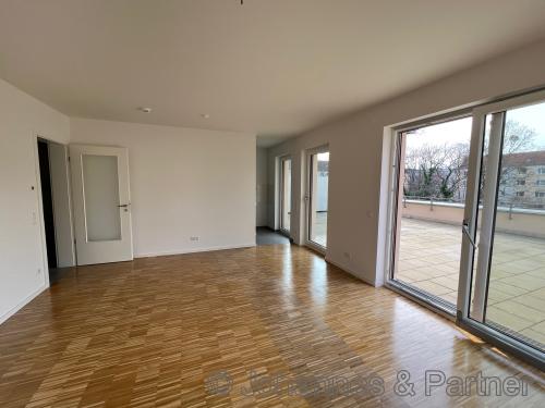 großes, helles Wohnzimmer