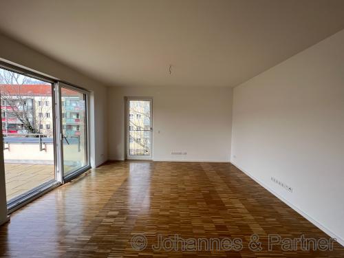 großes, helles Wohnzimmer