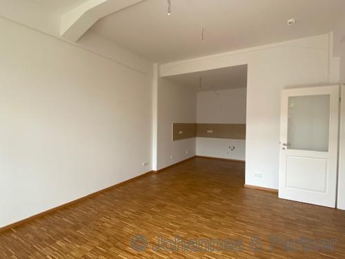 großes, helles Wohnzimmer  