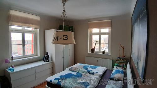 großes, helles Schlafzimmer