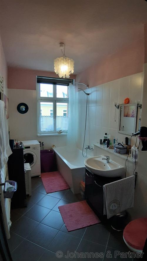 Bad mit Badewanne und Fenster