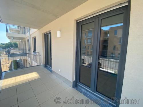 großer, sonniger Balkon