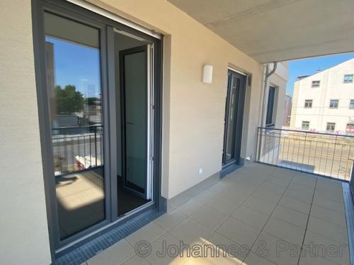 großer, sonniger Balkon