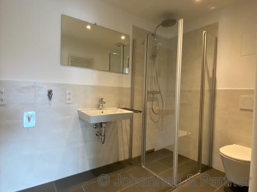 Badezimmer mit Dusche