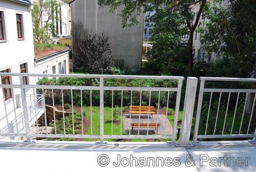großer Balkon (Foto aus der Wohnung darüber)