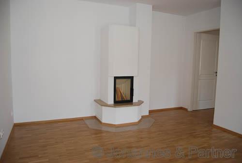 Teil des großen Wohnzimmers mit Kamin