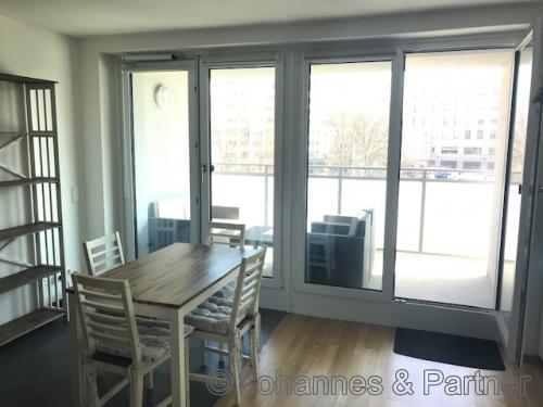 Esstisch und Blick zum Balkon