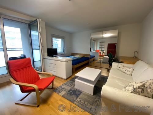 Couch mit Tisch , Schreibtisch , Schrank 