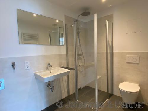 Bad mit Dusche ähnlich  (Beispielfoto Haus F)