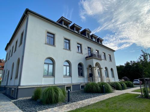 Hausansicht mit großem Garten