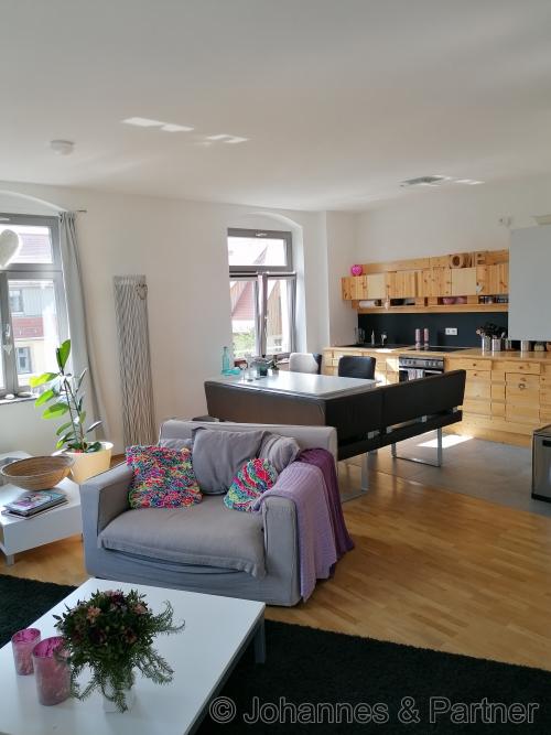 großes, helles Wohnzimmer 