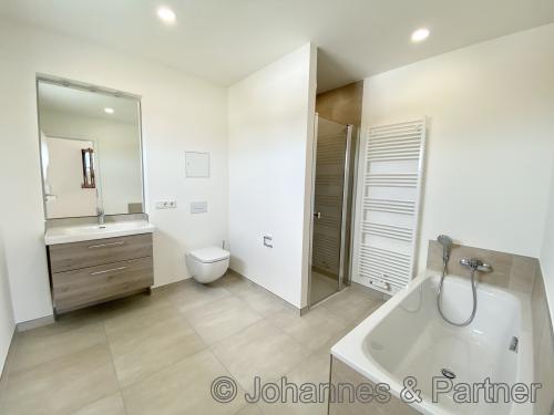 Bad mit Badewanne und Dusche