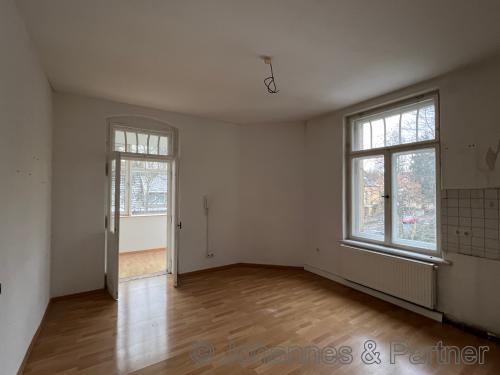 Zimmer mit Wintergarten vor Sanierung