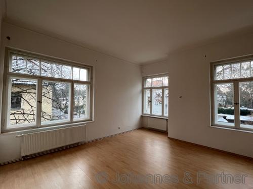 großer, heller Wohnbereich mit offener Küche vor Sanierung