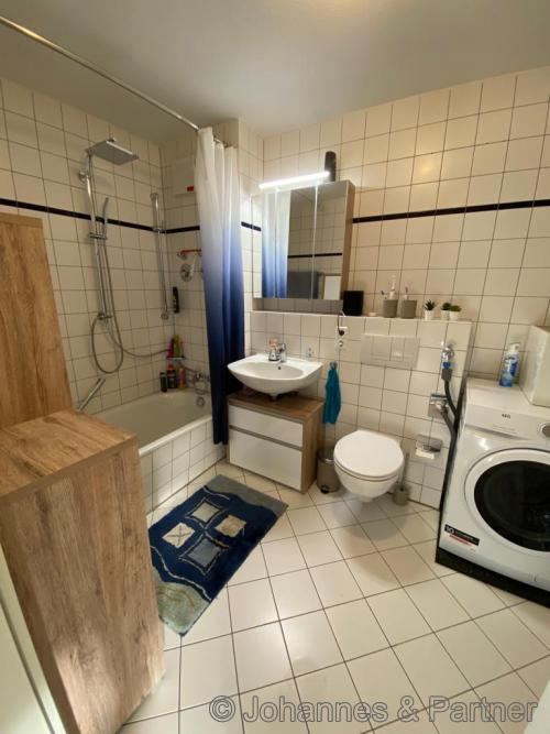 Bas mit Badewanne