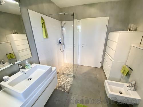 Gäste-WC mit Dusche (Bad 1) im Erdgeschoss