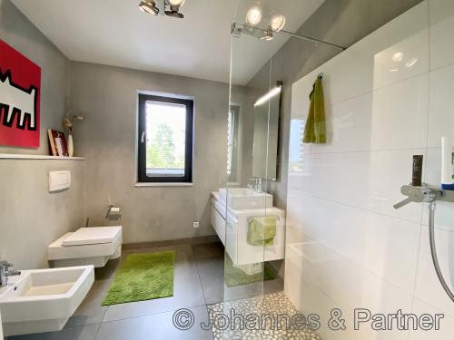 Gäste-WC mit Dusche (Bad 1) im Erdgeschoss