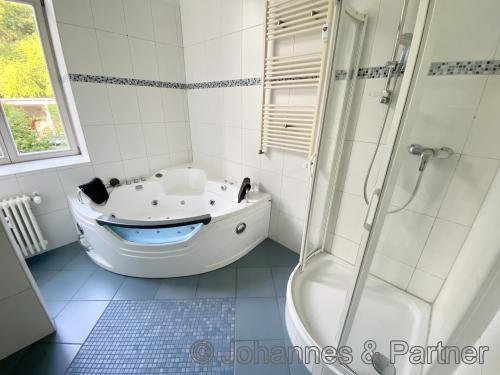 Bad mit Badewanne & Dusche & Doppelwaschbecken