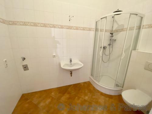 Gäste-Bad mit Dusche und Waschmaschinenanschluss