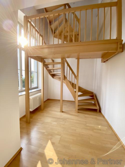 kleines Arbeitszimmer (o.ä.) mit Zugang zum eigenen Turm