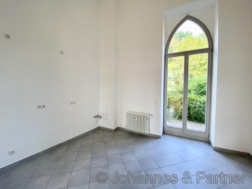 große Wohnküche mit Zugang zu Balkon 1