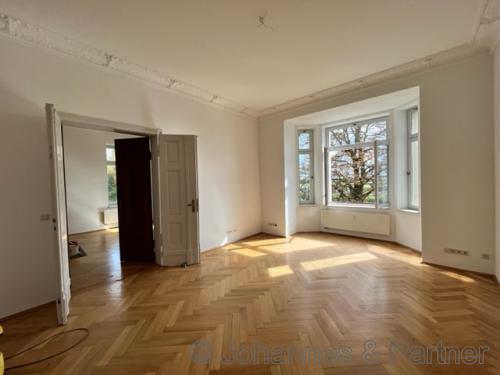 großes, helles Wohnzimmer