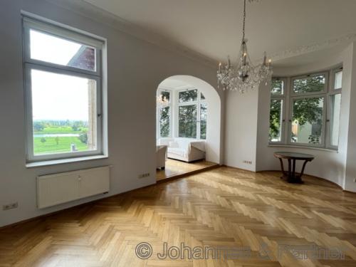 großes, helles Wohnzimmer