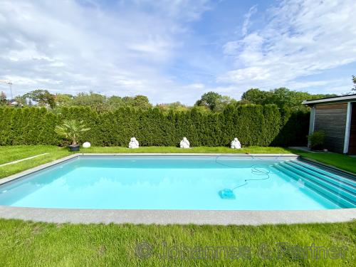 Pool im Garten mit hochwertiger elektrischer Abdeckung